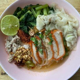 ชามบะหมี่-บะหมี่เกี๊ยว ข้าวขาหมู กม.11