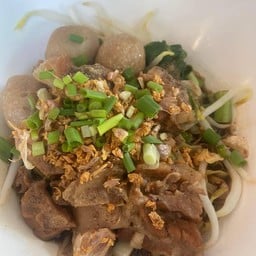 ก๋วยเตี๋ยวแห้งลูกชิ้นเนื้อตุ๋น