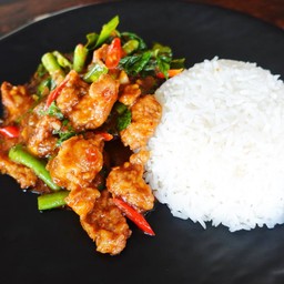 ข้าวผัดพริกแกงหมู พร้อมน้ำจิ้ม