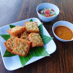 ขนมปังหน้าหมูทอด พร้อมน้ำจิ้ม