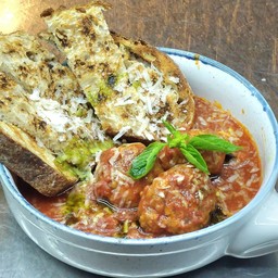 มีทบอลหมูและเนื้อ