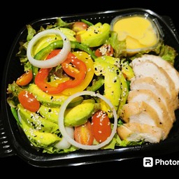 สลัดผักอินทรีย์อโวคาโดอกไก่อบ