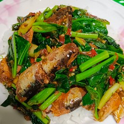 คะน้าปลากระป๋องราดข้าว