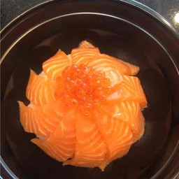 ข้าวหน้าแซลมอนซาชิมิ