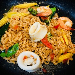 มาม่าผัดขี้เมาทะเลกุ้ง+หมึก