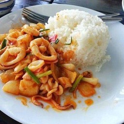 ข้าวราดปลาหมึกผัดไข่เค็ม