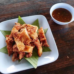 สามชั้นทอดน้ำปลา พร้อมน้ำจิ้ม