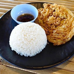 ข้าวไข่เจียวหมูสับ พร้อมน้ำจิ้ม