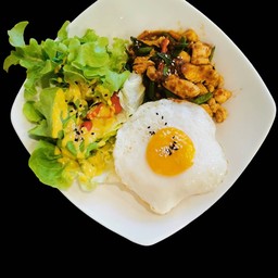 ข้าวไก่ผัดพริกแกงไข่ดาว