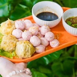 2 เกลอลวกจิ้ม (เกี๊ยวกุ้งจัมโบ้ + หมูเด้ง)