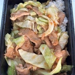 ข้าวผัดกะหล่ำปลีหมูชิ้น