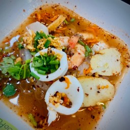 ก๋วยเตี๋ยวน้ำใสต้มยำทะเลกุ้ง+หมึก