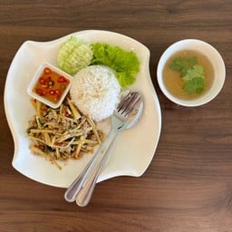 ข้าวกระเพราหน่อไม้