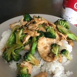 ข้าว ผัดบร็อคโคลี่ไก่