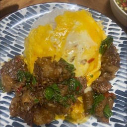 กระเพราเนื้อตุ๋นไข่ข้นราดข้าว