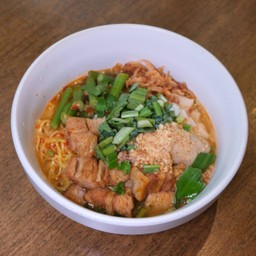 บะหมี่เกี๊ยวต้มยำหมูกรอบ