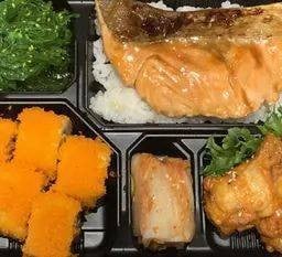 ชุดเบนโตะข้าวหน้าแซลมอนย่างซีอิ๋ว