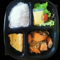 ข้าวหอมมะลิ+แซลมอนคั่วพริกเกลือ+ไข่นุ่ม