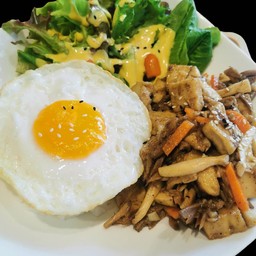 ข้าวเต้าหู้ผัดก้านเห็ดหอมทรงเครื่องไข่ดาว