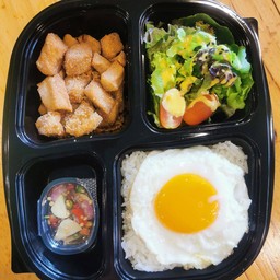 ข้าวไก่ทอดกระเทียมพริกไทยไข่ดาว