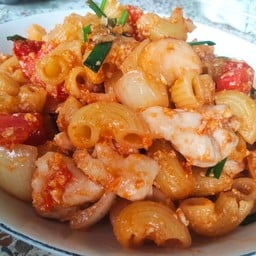 มักกะโรนีผัดไก่ใส้กรอก