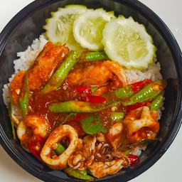 ผัดพริกแกงทะเล ราดข้าว