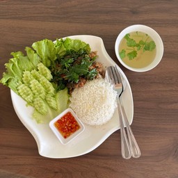 ข้าวกระเพราไข่เยี่ยวม้า