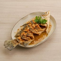 ปลากระพงทอดกระเทียม