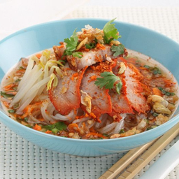 บะหมี่ต้มยำหมูแดงหมูกรอบ