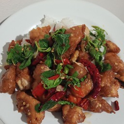[อร่อยซ่ากับโค้ก] ข้าวกะเพราไก่กรอบ +  โค้ก ออริจินัล (กระป๋อง) 