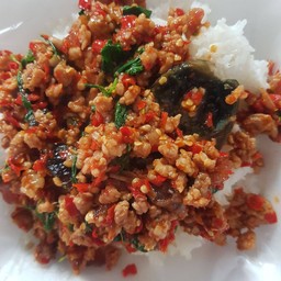 ข้าวกระเพราไข่เยี่ยวม้า