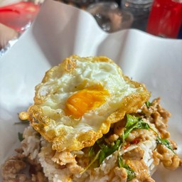 กระเพราหมูสับไข่ดาว