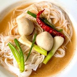 ขนมจีนน้ำยาผสมลูกชิ้นปลา (มีผักแนม)