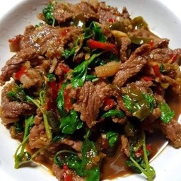 กะเพราเนื้อโคขุนหั่นชิ้น ราดข้าว