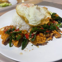 ข้าวกระเพราได่กรอบ