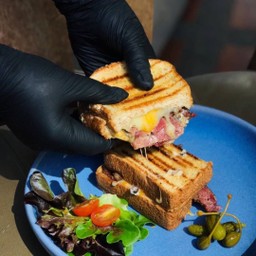 พาสตรามีแอนด์มัชรูมกริลล์แซนด์วิช