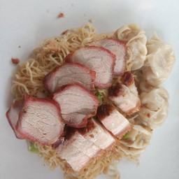 บะหมี่เกี๊ยวหมูแดงหมูกรอบ