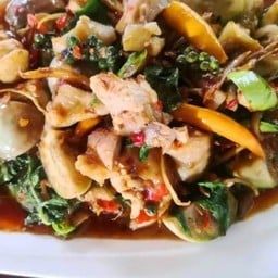 ผัดเผ็ดไก่บ้าน
