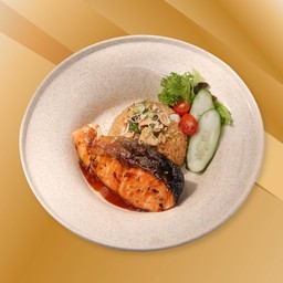 ข้าวผัดกระเทียมปลาแซลมอนย่าง