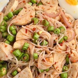 ยำขนมจีนหมูยอ