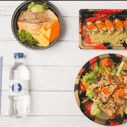 SET G สลัดหนังปลาแซลมอนทอดกรอบ ข้าวหน้าปลาแซลมอนย่างซีอิ้ว ข้าวห่อสาหร่ายปลาไหลญี่ปุ่น น้ำเปล่า 1 ขวด