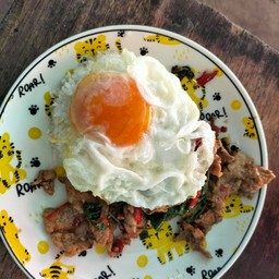 กระเพราหมูชิ้นไข่ดาว