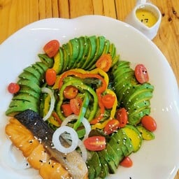 สลัดผักอินทรีย์อโวคาโดแซลม่อนย่าง