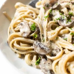 [อร่อยซ่ากับโค้ก] Pasta Chicken White Forest Sauce +  โค้ก ออริจินัล (ขวด) 