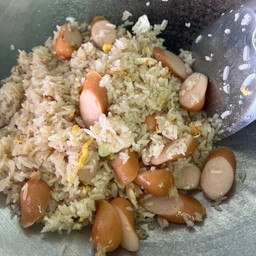 ข้าวผัดไส้กรอกไก่