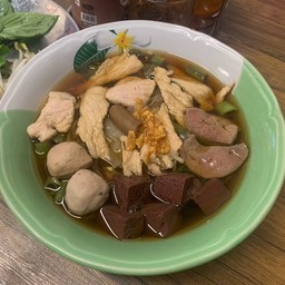 ก๋วยเตี๋ยวหมูน้ำใส ( brown soup noodle )