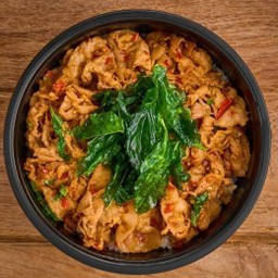 ข้าวกะเพราหมูสามชั้นคั่วแห้ง