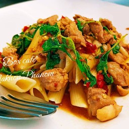 มักกะโรนีผัดกะเพราหมูชิ้น