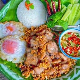 หมูทอดกระเทียม (ร้านครัวในบ้าน)