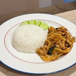 กะเพราสามชั้นสไลด์ ราดข้าว